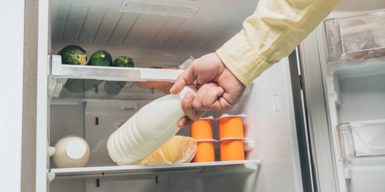 Poucos sabem por que colocar uma rolha na geladeira pode mudar o cheiro dos alimentos
