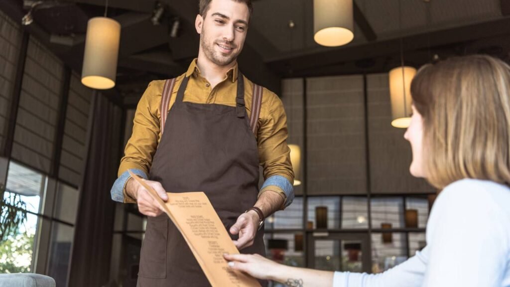O que a psicologia diz sobre pessoas que ajudam o garçom a arrumar a mesa?