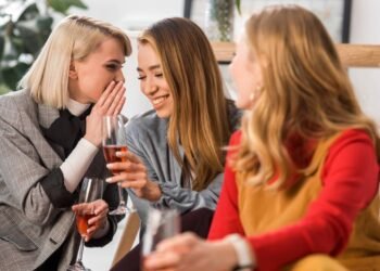 Fofocar não é só hábito, é parte do cérebro humano segundo a ciência