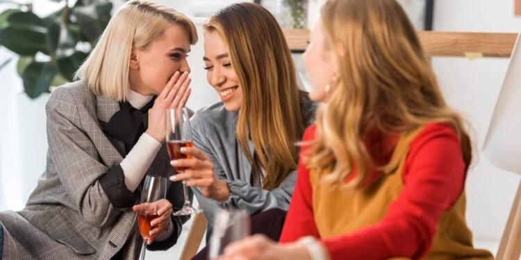 Fofocar não é só hábito, é parte do cérebro humano segundo a ciência