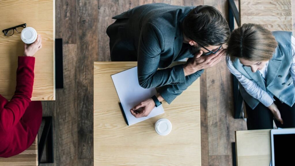 Fofocar não é só hábito, é parte do cérebro humano segundo a ciência