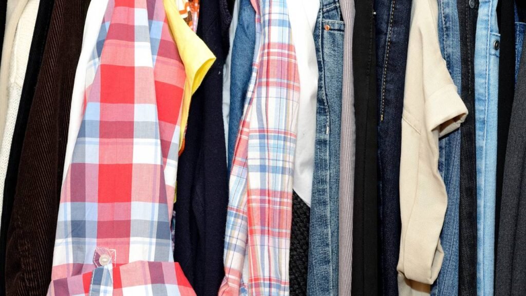 Esse hábito comum pode destruir suas roupas pretas sem você notar