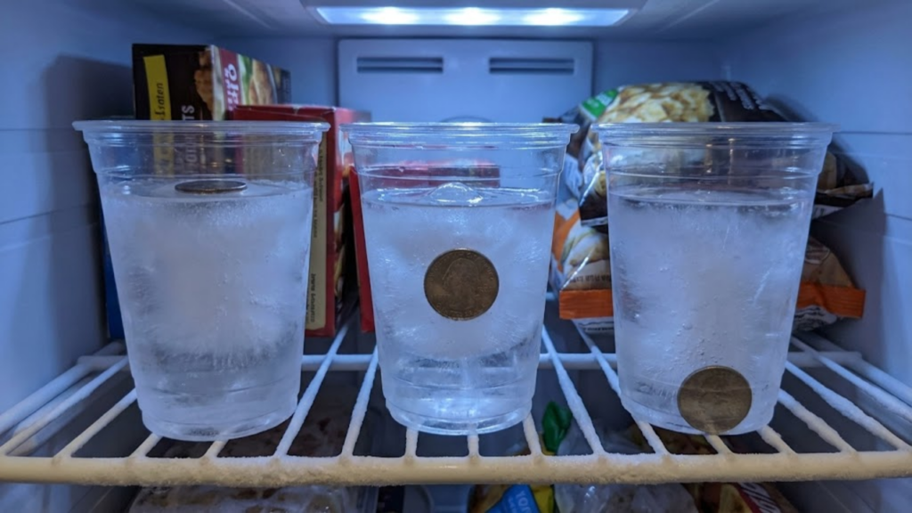 Moeda congelada em copo indica se houve queda de energia e risco aos alimentos
