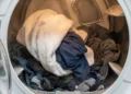 O truque da toalha seca para secar roupas na máquina na metade do tempo