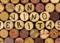O que significa “in vino veritas” e por que o vinho revela verdades