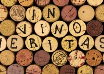 O que significa “in vino veritas” e por que o vinho revela verdades