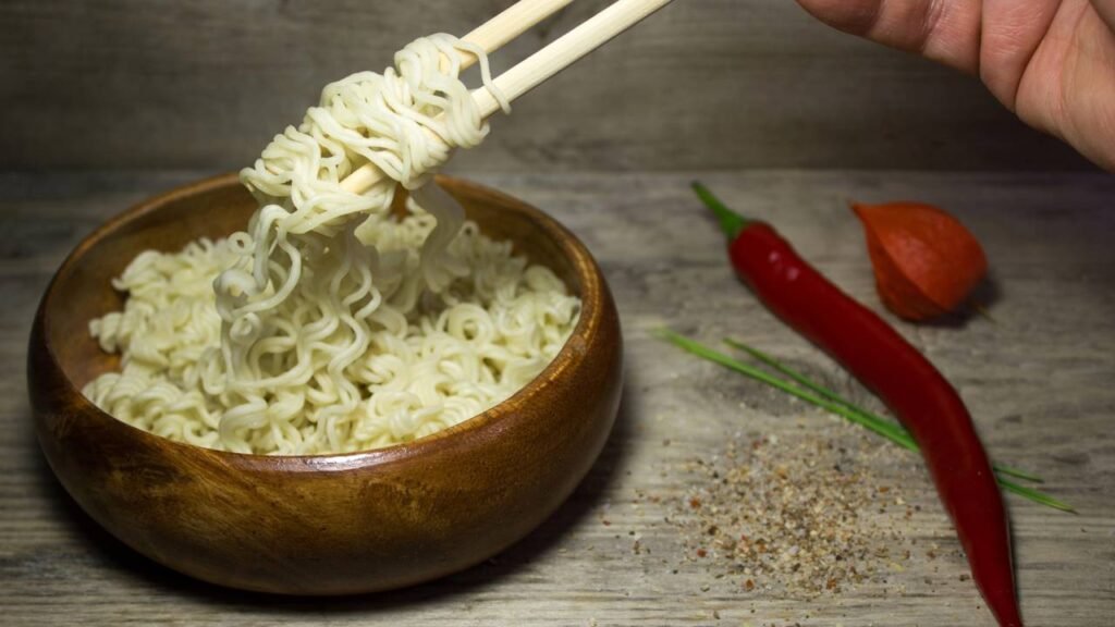 O que acontece com o macarrão instantâneo dentro do seu estômago pode te surpreender