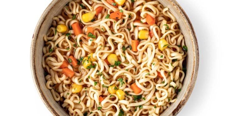 O que acontece com o macarrão instantâneo dentro do seu estômago pode te surpreender