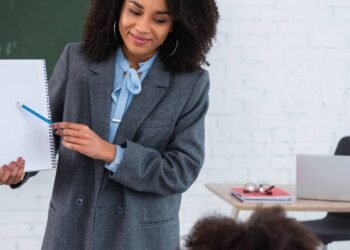 Essa palavrinha simples já causou confusão até em textos oficiais, aprenda de uma vez se é traz ou trás