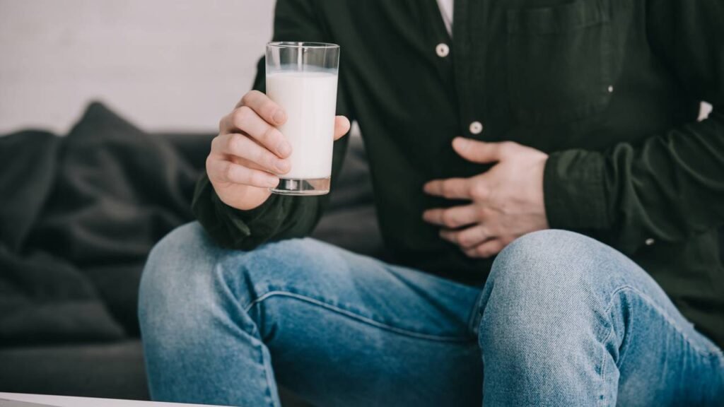 O que acontece com o corpo quando uma pessoa intolerante consome lactose com frequência