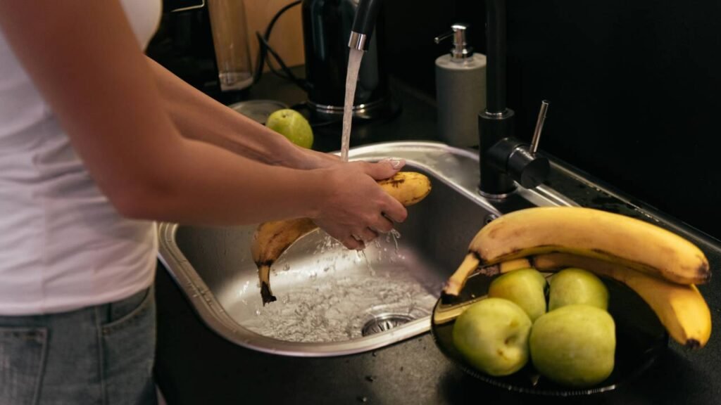 Muitos não imaginam o perigo de lavar frutas e legumes desse jeito