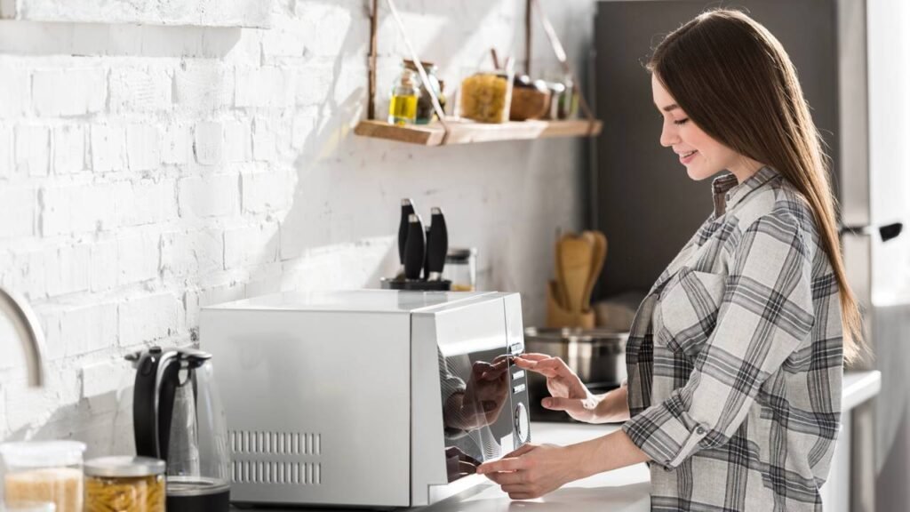 Poucos sabem por que o micro-ondas aquece mais rápido o centro do prato e qual o papel da física no dia a dia