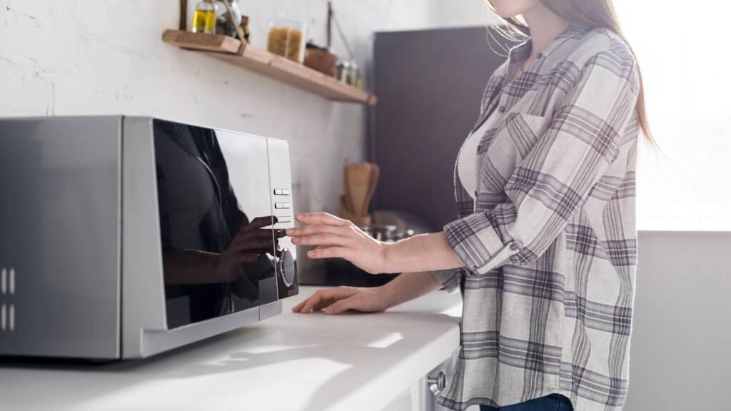 Poucos sabem por que o vidro do micro-ondas tem bolinhas pretas nas bordas