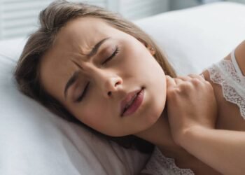 Ficar muito tempo no celular pode travar seu pescoço e ninguém te contou isso