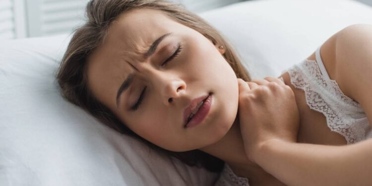 Ficar muito tempo no celular pode travar seu pescoço e ninguém te contou isso