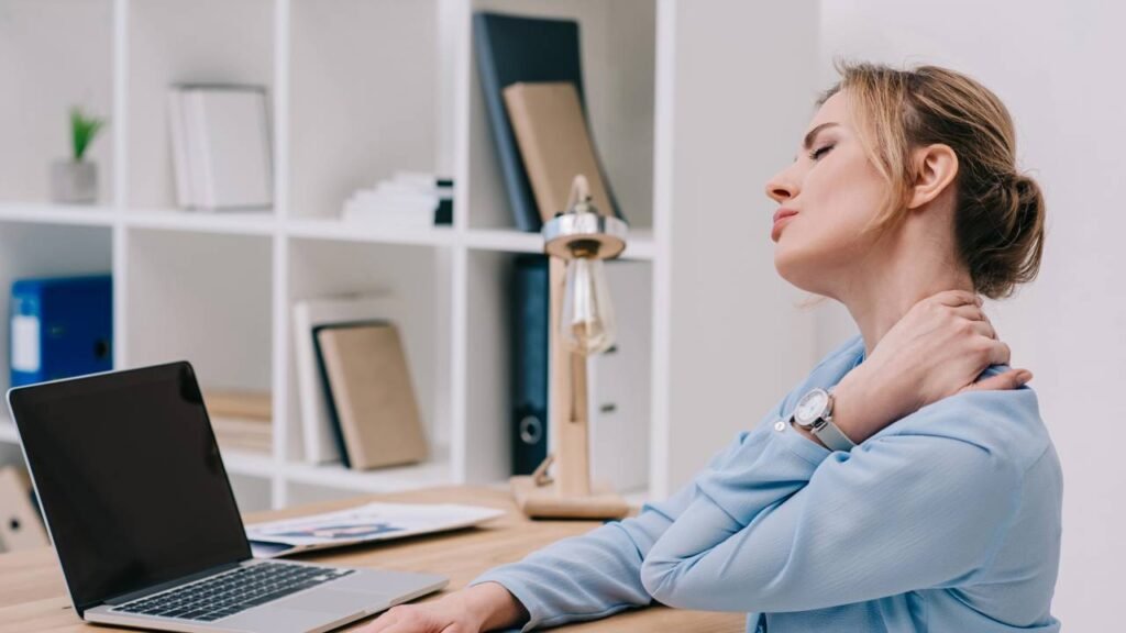 Ficar muito tempo no celular pode travar seu pescoço e ninguém te contou isso