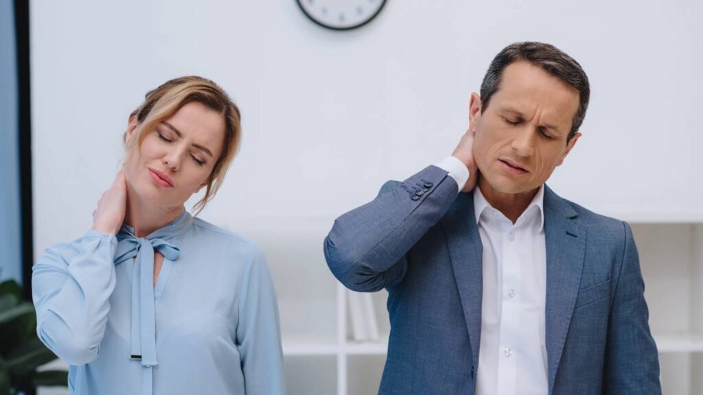 Ficar muito tempo no celular pode travar seu pescoço e ninguém te contou isso