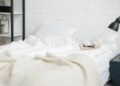 Os 6 objetos que você deve evitar deixar perto da cama e porque