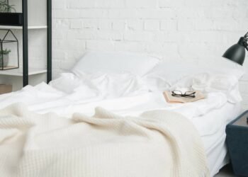 Os 6 objetos que você deve evitar deixar perto da cama e porque