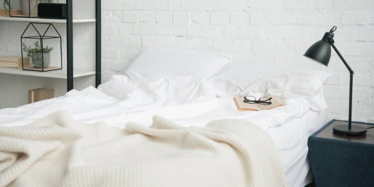Os 6 objetos que você deve evitar deixar perto da cama e porque
