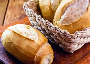 Poucos sabem por que o pão francês murcha tão rápido