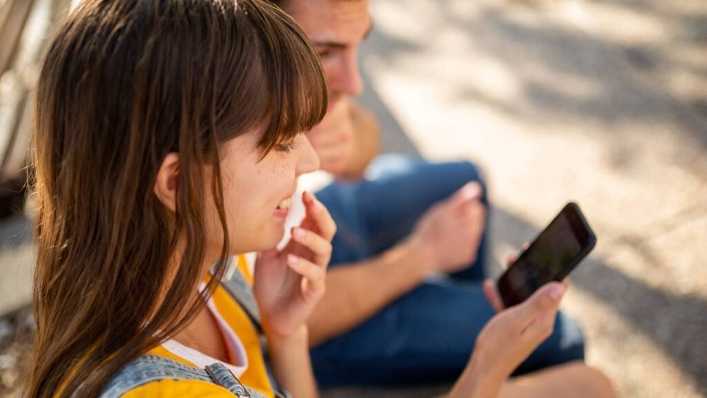 Os 7 nomes de grupo de WhatsApp que todo mundo tem, mas ninguém admite