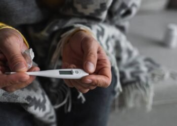 O que o corpo faz quando você tem febre e por que ela é sua aliada