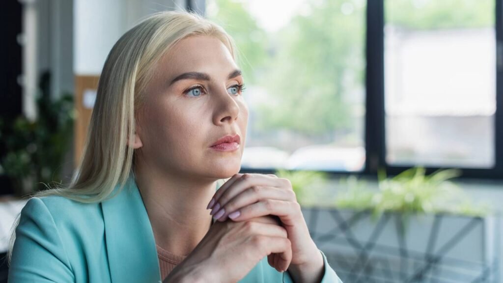 A filosofia do 'tanto faz': por que os estoicos seriam os reis da calma no caos de 2025