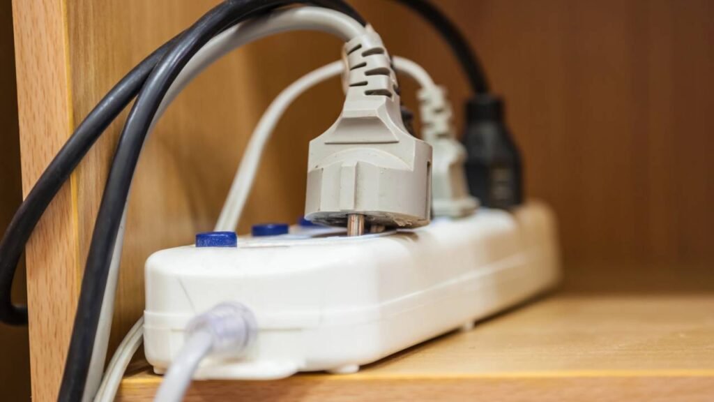 Poucos sabem por que as tomadas têm formato diferente em cada país