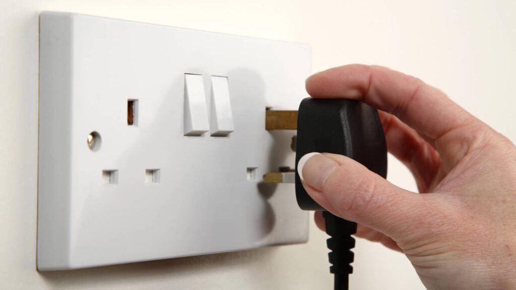 Poucos sabem por que as tomadas têm formato diferente em cada país