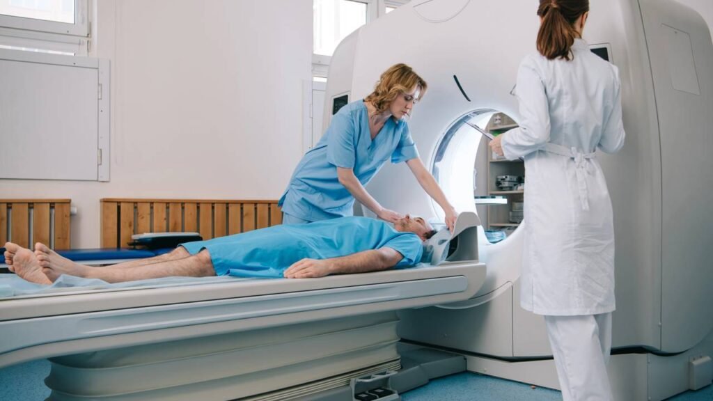 Quais são os benefícios e riscos da ressonância magnética de corpo inteiro, segundo especialistas?