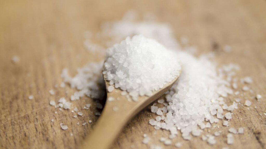 5 truques com sal grosso que muita gente não conhece (e funcionam mesmo)