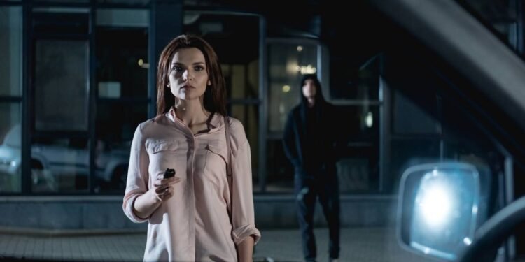 De forma ampla, sonhar com perseguição costuma estar ligado à sensação de estar sendo pressionado por algo - Créditos: depositphotos.com / AndrewLozovyi