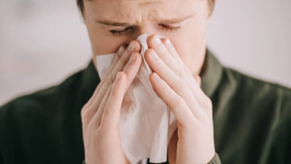 O que acontece no seu corpo quando você segura o espirro e o que você precisa saber