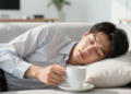 A "Soneca de Café" (Nappuccino): Beber café imediatamente antes de dormir 20 minutos para acordar super-humano