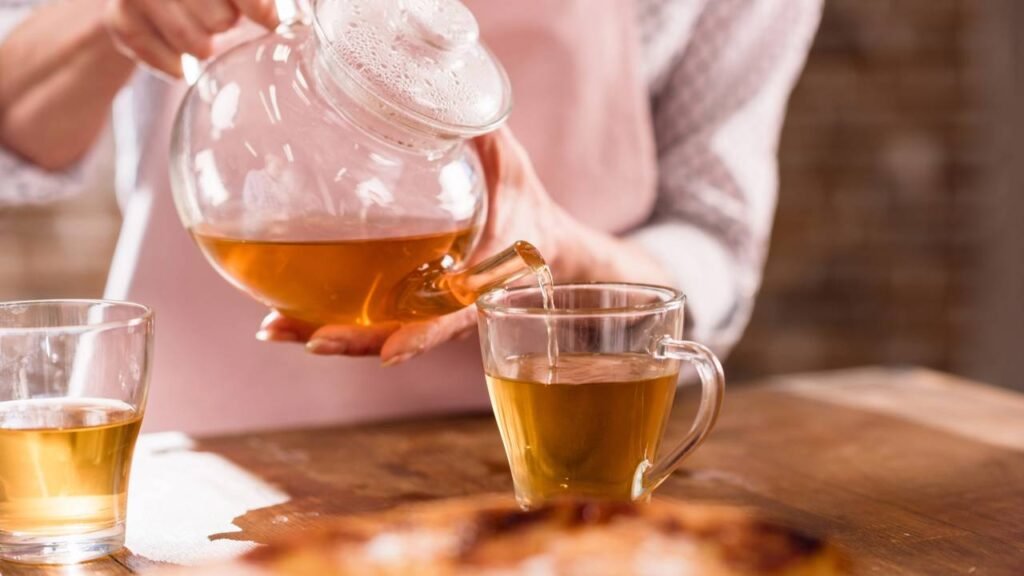 O chá natural que voltou à moda por aliviar problemas no estômago com eficiência