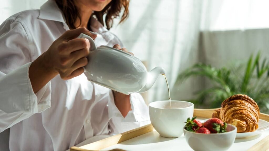 O chá natural que voltou à moda por aliviar problemas no estômago com eficiência