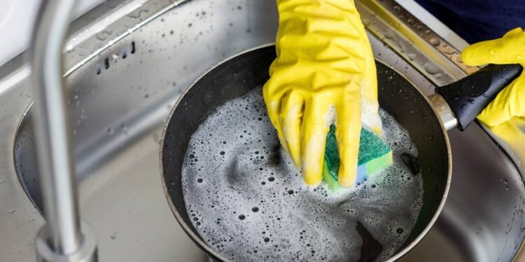 Esse hábito comum pode estar danificando suas taças e talheres sem que você perceba