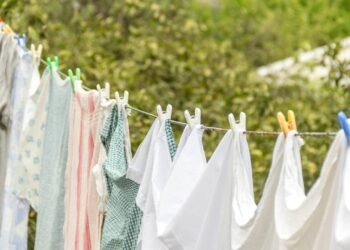 Os 6 erros que fazem a roupa branca ficar amarelada com o tempo