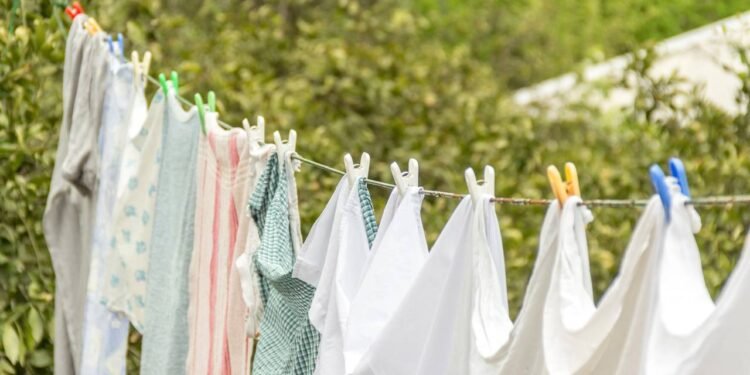 Os 6 erros que fazem a roupa branca ficar amarelada com o tempo