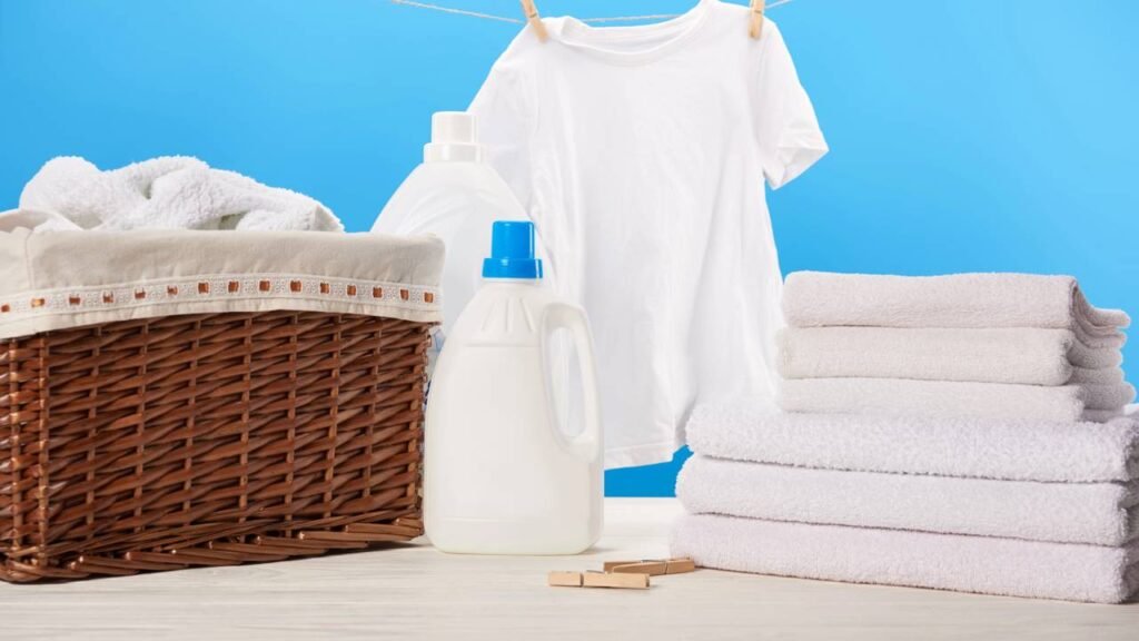 Os 6 erros que fazem a roupa branca ficar amarelada com o tempo