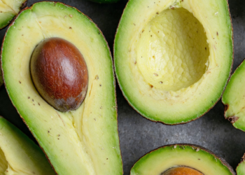 Como escolher o melhor abacate e qual a melhor forma de cortá-lo