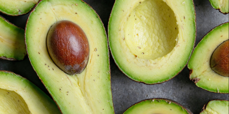 Como escolher o melhor abacate e qual a melhor forma de cortá-lo