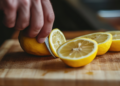 Poucos sabem por que recomendam deixar um limão cortado na cozinha durante a noite