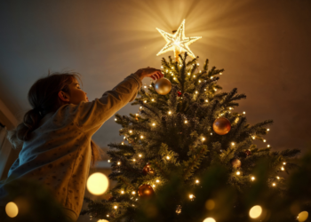 Decidir quando tirar a árvore de Natal costuma gerar discussões animadas em muitas casas. Há quem retire os enfeites assim que termina o Ano Novo, enquanto outros preferem manter o clima natalino o máximo de tempo possível. No meio dessas rotinas diferentes, existem também tradições religiosas e culturais que indicam datas específicas para guardar a decoração, especialmente a árvore.