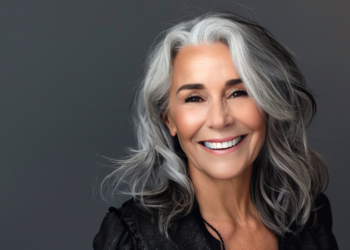 O que a psicologia diz sobre as pessoas que decidem não pintar os cabelos grisalhos