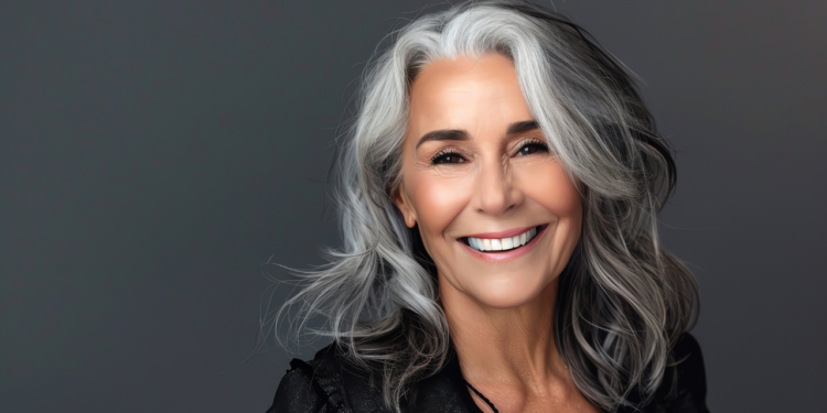 O que a psicologia diz sobre as pessoas que decidem não pintar os cabelos grisalhos