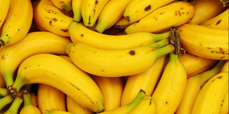 A melhor maneira de armazenar bananas e evitar que escureçam muito rápido