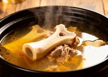 O caldo nutritivo e saboroso que ajuda na saúde intestinal, das articulações e é fácil de fazer em casa