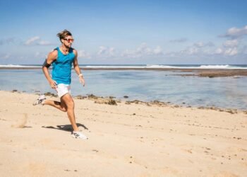 O treino na praia que exige mais do corpo do que parece